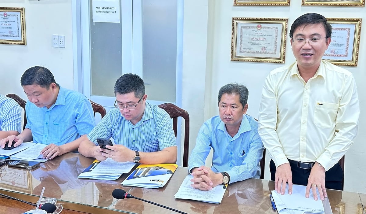 Đại diện Công ty Cổ phần Bất động sản Bcons PS - chủ đầu tư dự án Chung cư Lê Trọng Tấn, phường Dĩ An, TP.HCM báo cáo đề nghị Tổ trưởng Tổ Công tác 1645 xem xét cấp sổ hồng cho người mua nhà tại dự án. Ảnh: Tường Tú.