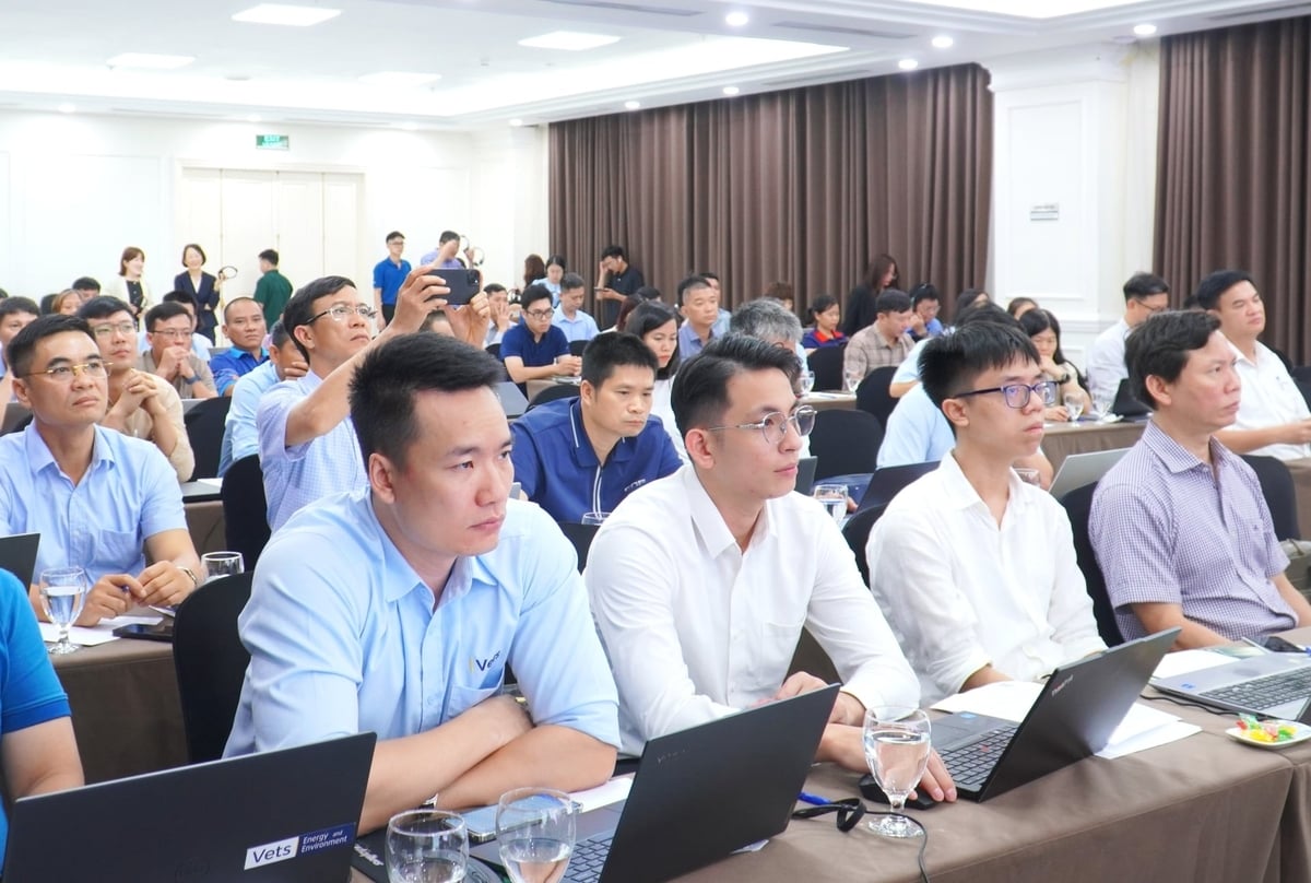 Đại diện các nhà máy nhiệt điện, doanh nghiệp sản xuất xi măng tham gia hội thảo tập huấn hôm 29/6. Ảnh: Trung Nguyên. 
