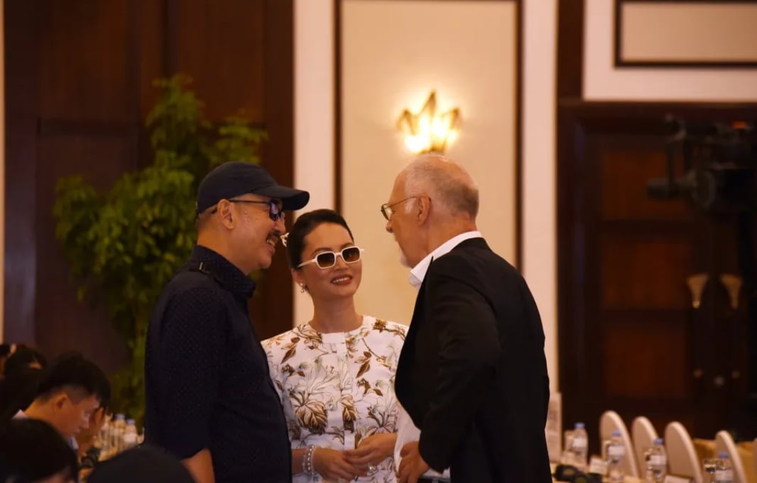 Từ trái sang: Đạo diễn Bùi Thạc Chuyên, Diễn viên Hải Yến - vai Sương - nữ chính trong phim 'Cánh đồng bất tận' trao đổi với Đạo diễn - Nhà làm phim quốc tế tại hội thảo 'Diện mạo Điện ảnh Việt Nam thời đổi mới'. Ảnh: T.Ngọc.
