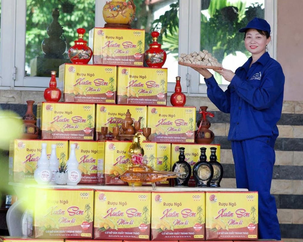 Sản phẩm rượu ngô men lá Xuân Sơn của hộ gia đình chị Đào Thị Thảo, khu 2A xã Tân Sơn đạt chứng nhận OCOP 3 sao. Ảnh: Thu Hương.