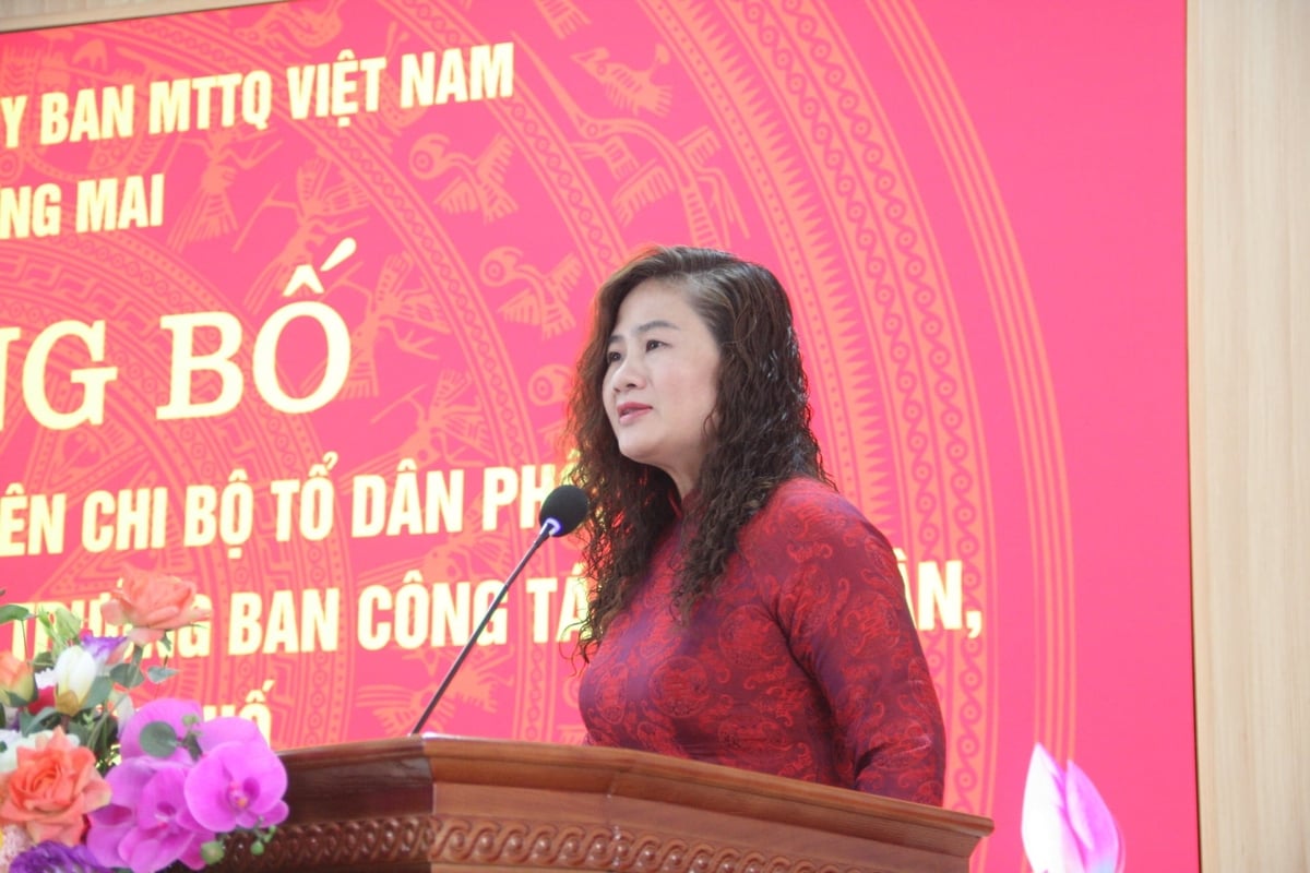Bà Đào Thị Thu Hằng, Chủ tịch UBND phường Tương Mai công bố các quyết định. Ảnh: Mai Đan.