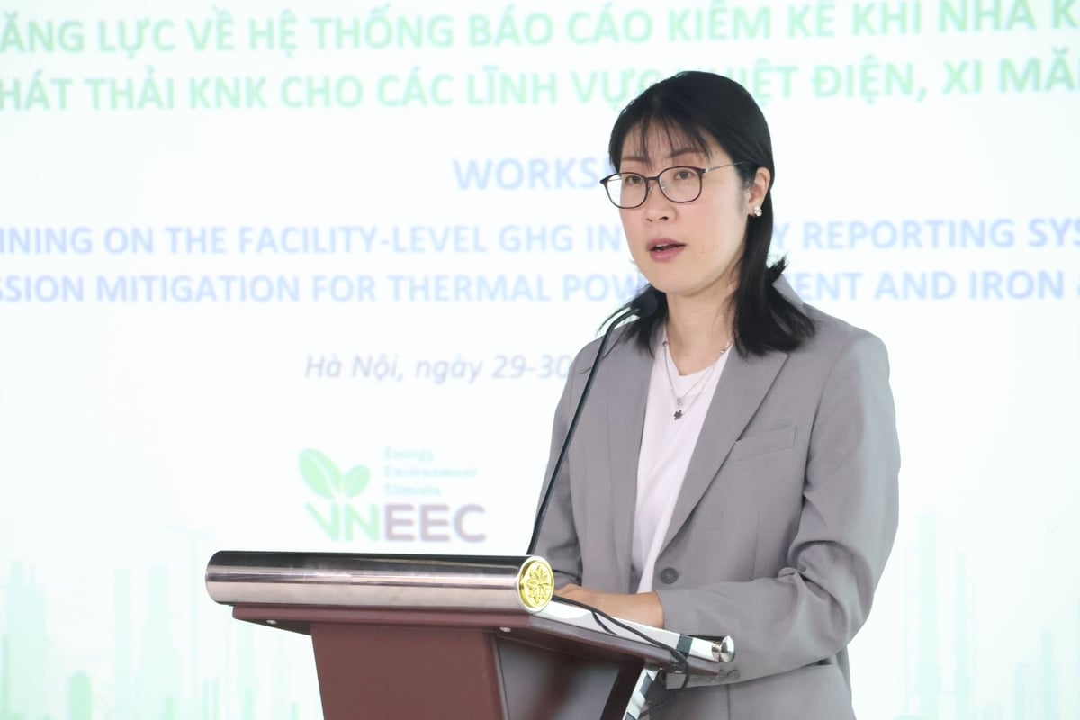 Bà Makiko Inamori, Cố vấn hình thành dự án, đại diện Cơ quan Hợp tác quốc tế Nhật Bản (JICA) chia sẻ về bối cảnh quốc tế có nhiều thách thức đối với quá trình hiện thực hóa mục tiêu giảm phát thải. Ảnh: Trung Nguyên. 