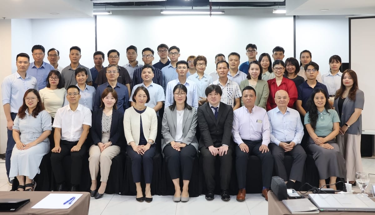 Các chuyên gia Nhật Bản và đại diện doanh nghiệp sản xuất sắt thép, xi măng tham gia buổi hội thảo tập huấn ngày 30/6. Ảnh: Trung Nguyên.