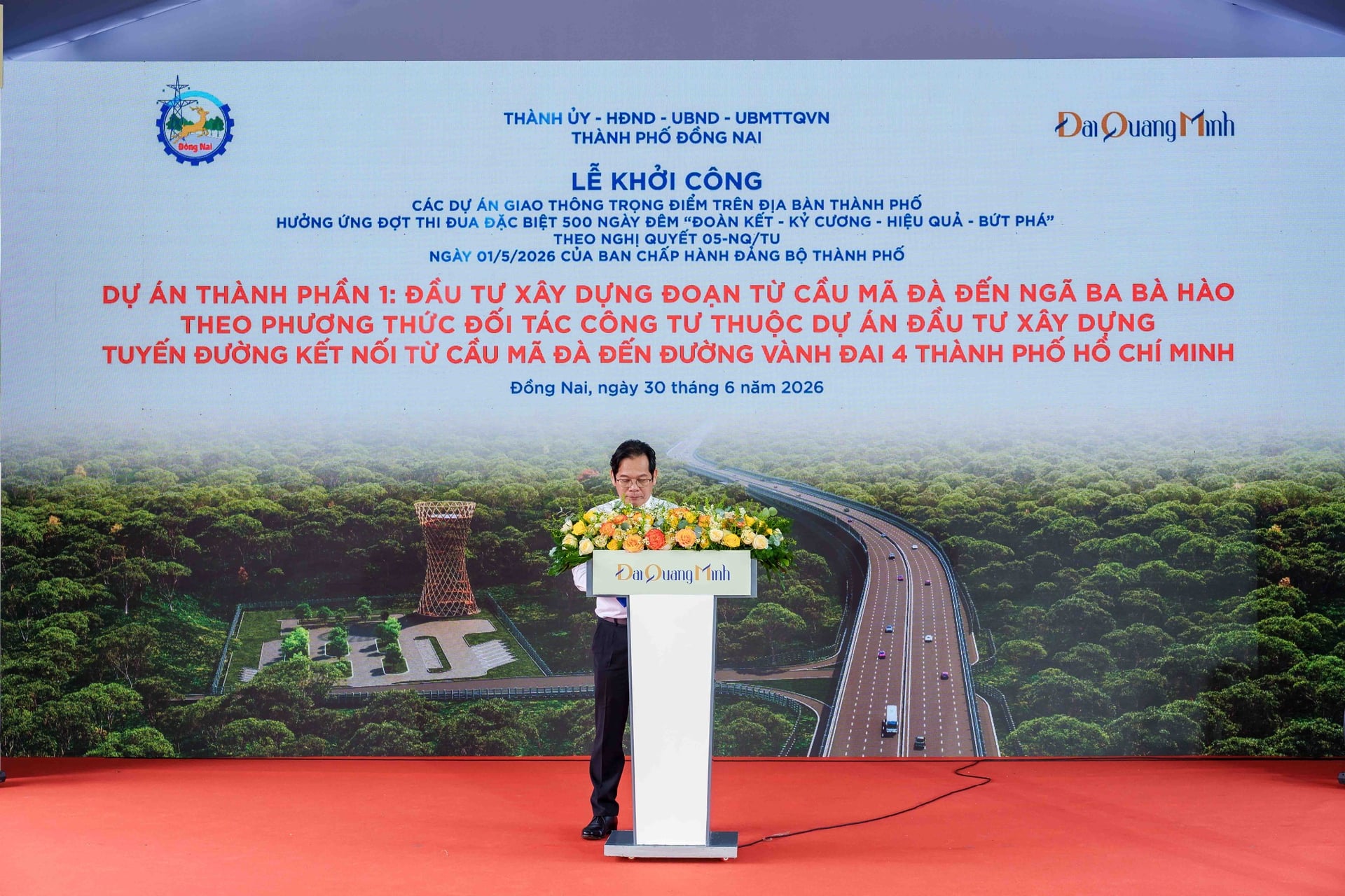 Ông Nguyễn Hoàng Tuệ - Phó Tổng Giám đốc THACO, Tổng Giám đốc Công ty Cổ phần Đầu tư Địa ốc Đại Quang Minh cho biết đây là dự án đầu tiên tại Việt Nam áp dụng công nghệ thiết kế và thi công đúc hẫng cân bằng từng đốt dầm. Ảnh: Tường Tú.