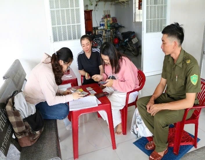 Lực lượng chức năng 'đi từng ngõ, gõ từng nhà', trực tiếp hỗ trợ người dân rà soát, đối chiếu và tích hợp các loại giấy tờ tùy thân quan trọng lên ứng dụng VNeID, góp phần đẩy nhanh quá trình chuyển đổi số quốc gia. Ảnh: Văn Vũ.