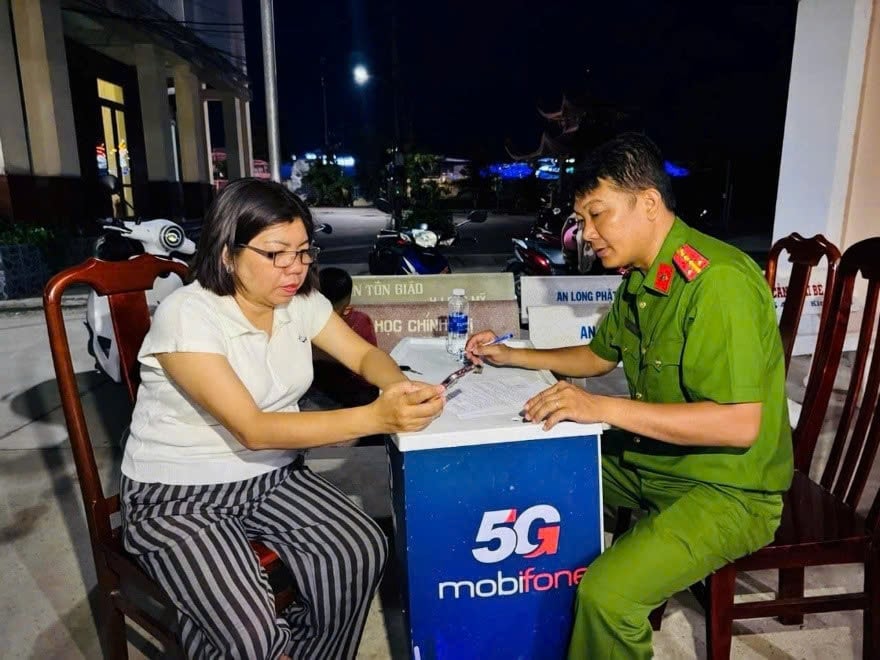 Công an phường Long Bình tăng cường làm việc trong giai đoạn nước rút, quyết tâm hoàn thành Chiến dịch '60 ngày đêm' về chuyển đổi số. Ảnh: Văn Vũ.