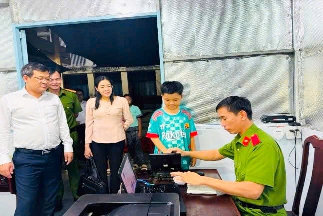 Lãnh đạo phường Long Bình đến thăm, động viên lực lượng công an và các tình nguyện viên đang nỗ lực làm nhiệm vụ cấp CCCD và định danh điện tử xuyên đêm để kịp tiến độ chiến dịch. Ảnh: Văn Vũ.