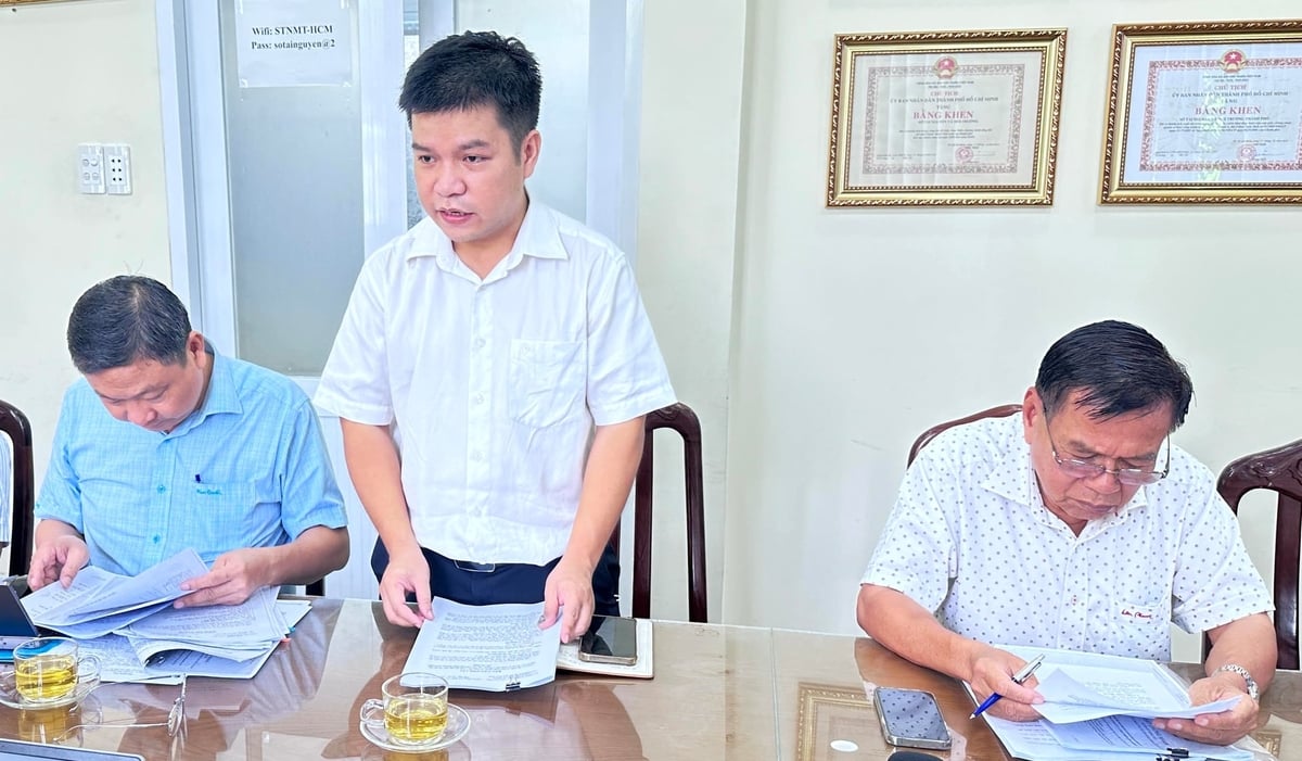 Đại diện Công ty Cổ phần Nam Việt Phát - chủ đầu tư dự án Khu nhà ở Phước Lộc Thọ, phường Bình Dương, TP.HCM báo cáo đề nghị Tổ trưởng Tổ Công tác 1645 xem xét cấp sổ hồng cho người mua nhà tại dự án. Ảnh: Tường Tú.