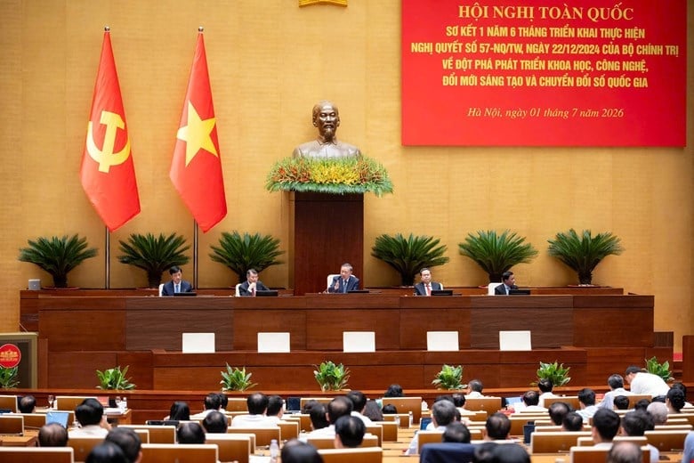 Tổng Bí thư, Chủ tịch nước Tô Lâm, Thủ tướng Chính phủ Lê Minh Hưng, Chủ tịch Quốc hội Trần Thanh Mẫn, Thường trực Ban Bí thư Trần Cẩm Tú và Trưởng Ban Tổ chức Trung ương Nguyễn Duy Ngọc chủ trì Hội nghị. Ảnh: Thống Nhất/TTXVN.