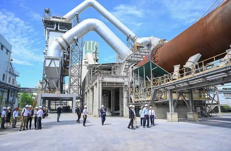 Doanh nghiệp sản xuất xi măng đầu tư công nghệ sản xuất giảm phát thải khí nhà kính. Ảnh minh họa.