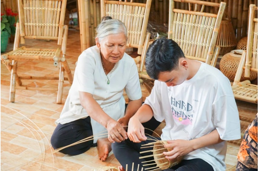 Chuyển giao kiến thức làng nghề cho lớp trẻ. Ảnh: Vân Anh.
