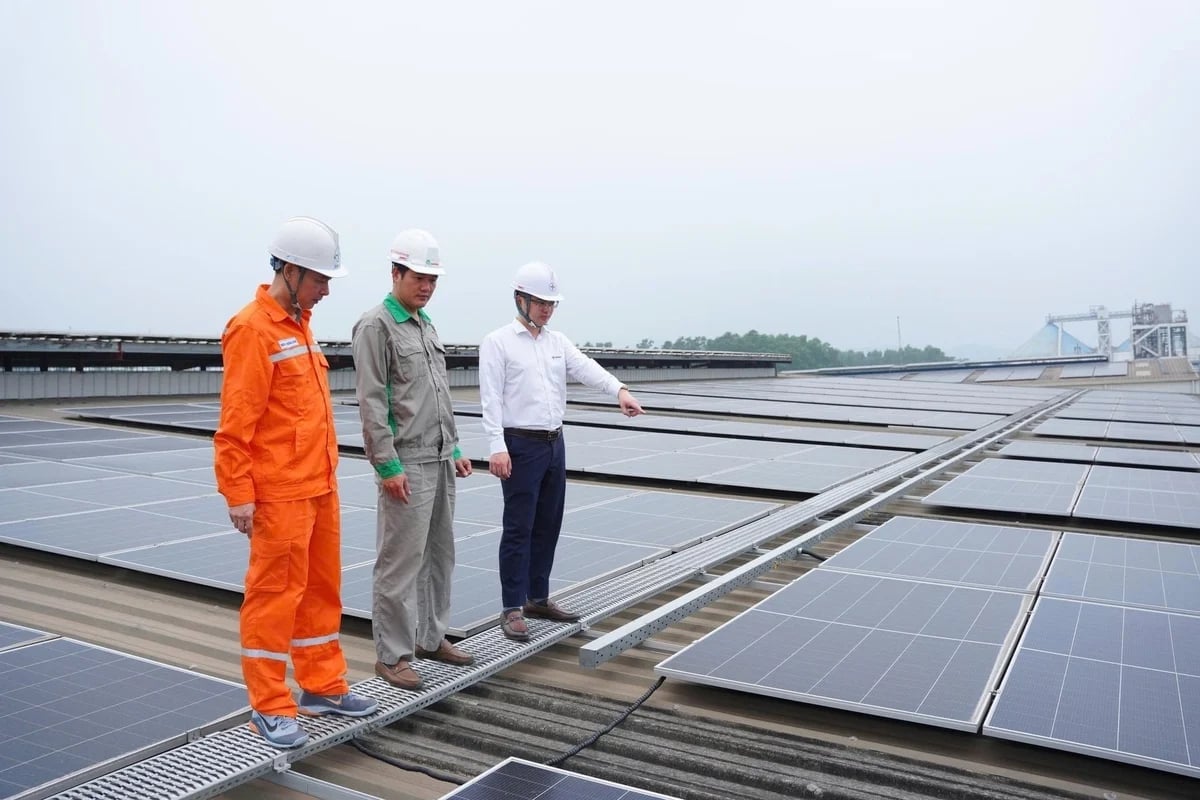 EVNNPC triển khai tư vấn và lắp đặt hệ thống điện mặt trời mái nhà cho người dân và doanh nghiệp. Ảnh: EVNNPC.