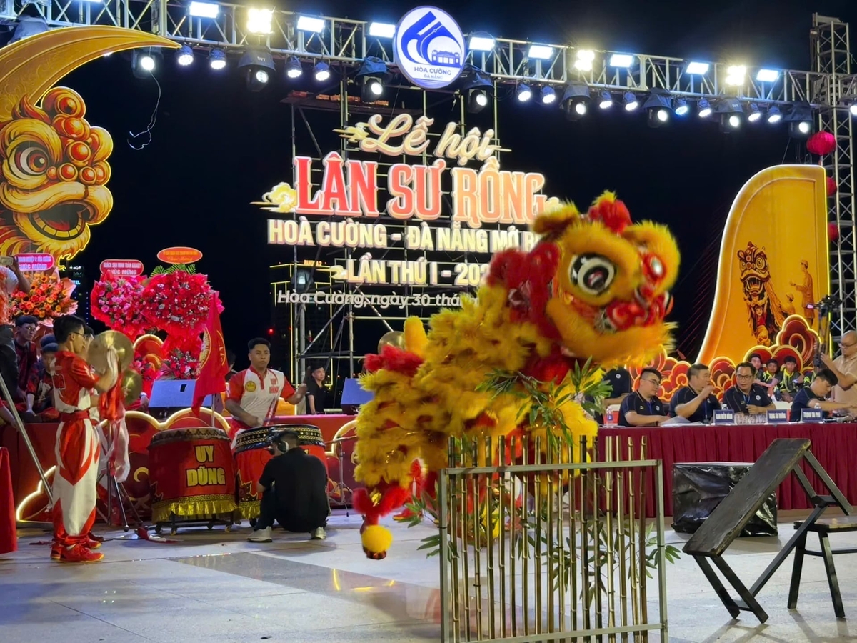Các đoàn Lân - Sư - Rồng trình diễn tại lễ khai mạc ở Phố đi bộ Bạch Đằng. Ảnh: An An.