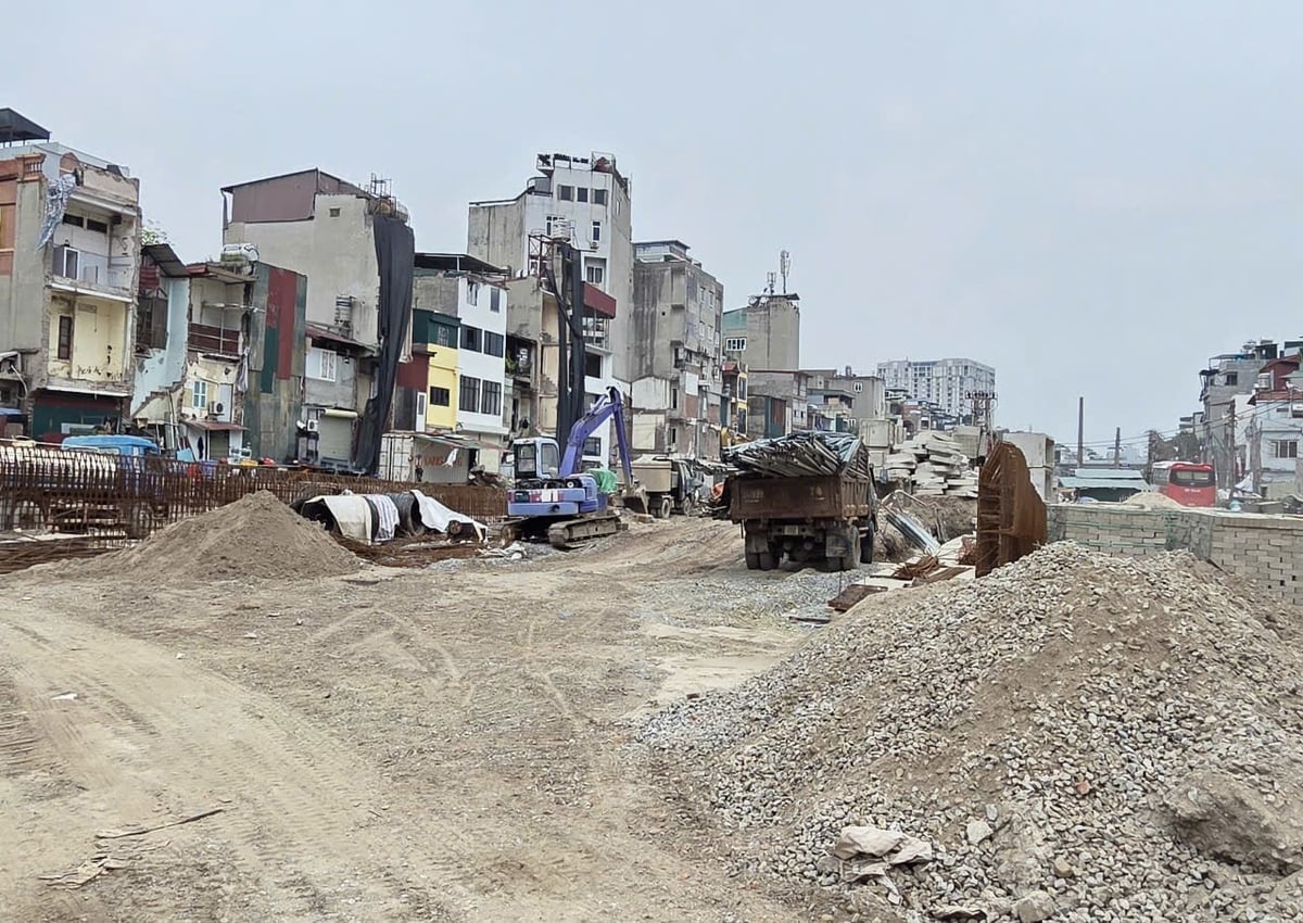 Các đơn vị nhà thầu đẩy nhanh tiến độ thi công tuyến đường Vành đai 1, đoạn Hoàng Cầu - Voi Phục. Ảnh: Xuân Vũ.