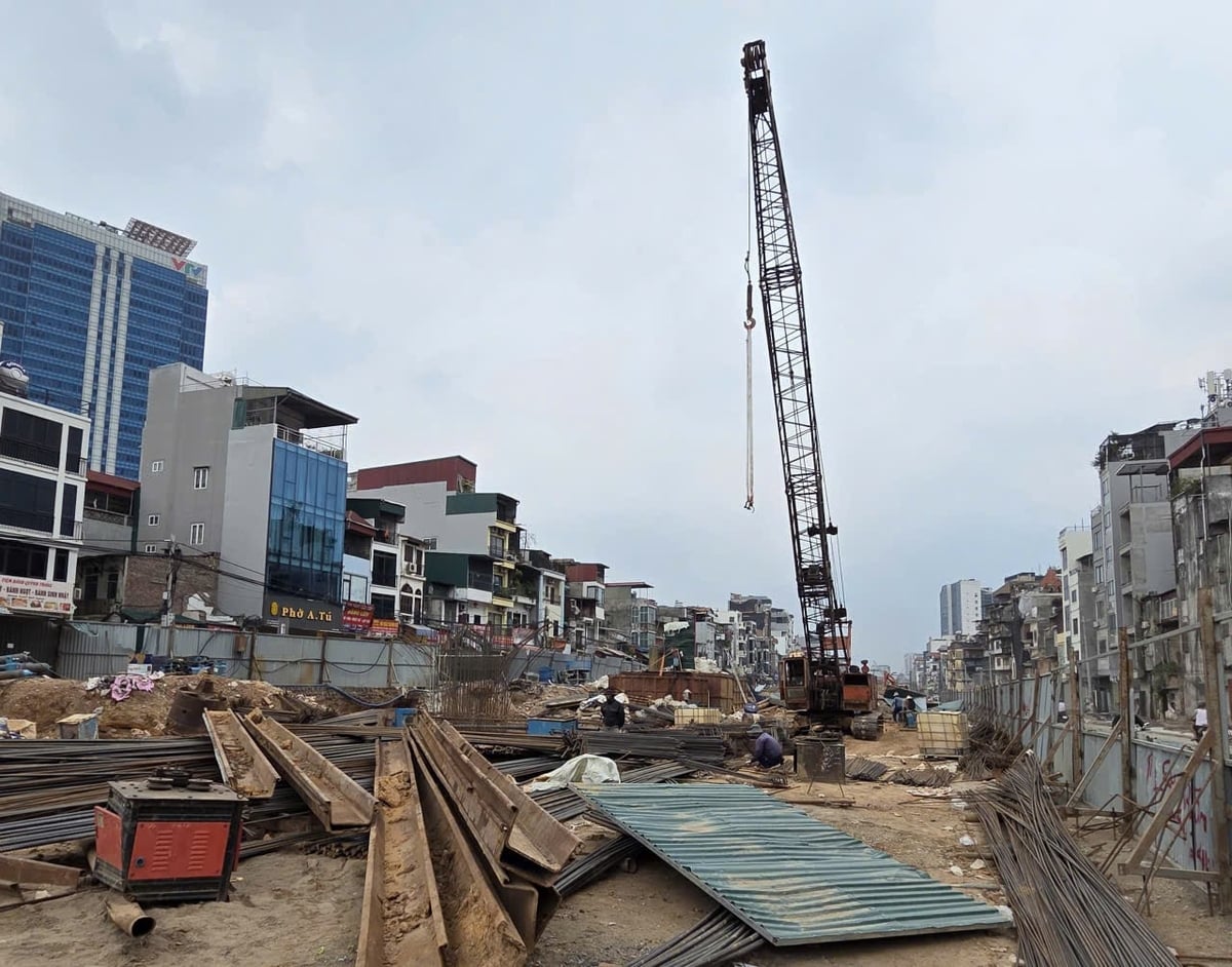 Đơn vị thi công đẩy nhanh tiến độ xây lắp hạng mục cầu vượt nút giao Nguyễn Chí Thanh thuộc dự án đường vành đai 1. Ảnh: Xuân Vũ.