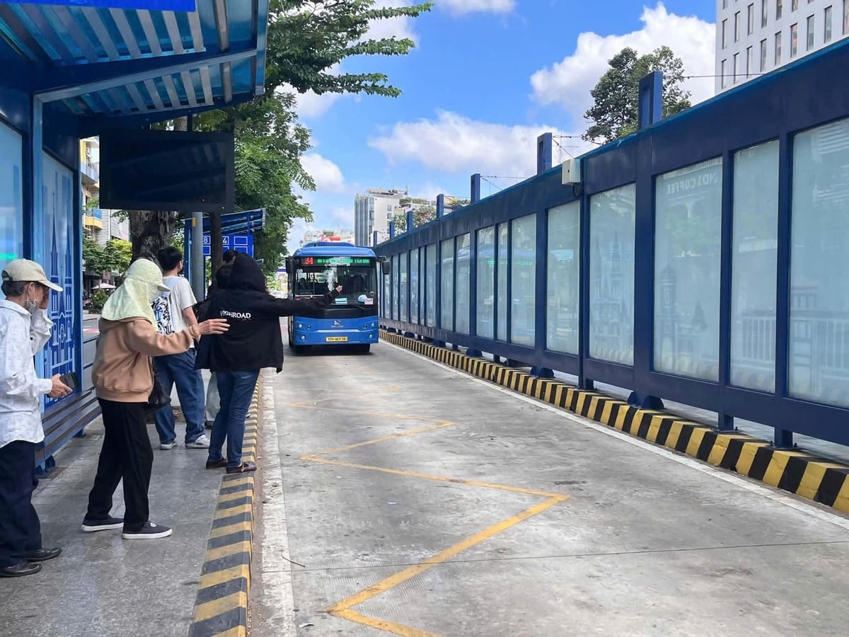 Mặc dù tới trạm là xe buýt chủ động dừng, nhưng hành khách háo hức đứng dậy đưa tay ra hiệu cho tài xế. Ảnh: Đình Du.