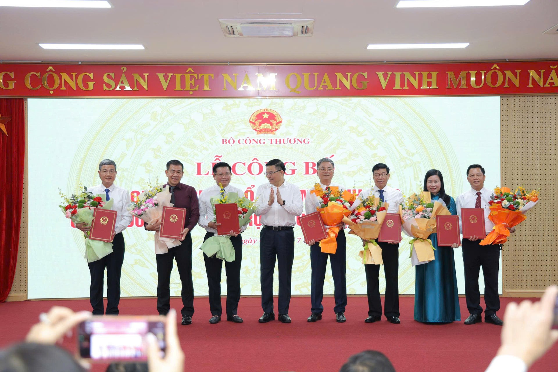 PGS.TS Đinh Văn Châu, Hiệu trưởng Trường Đại học Điện Lực (thứ 3 từ trái sang) nhận quyết định bổ nhiệm. Ảnh: HT. 