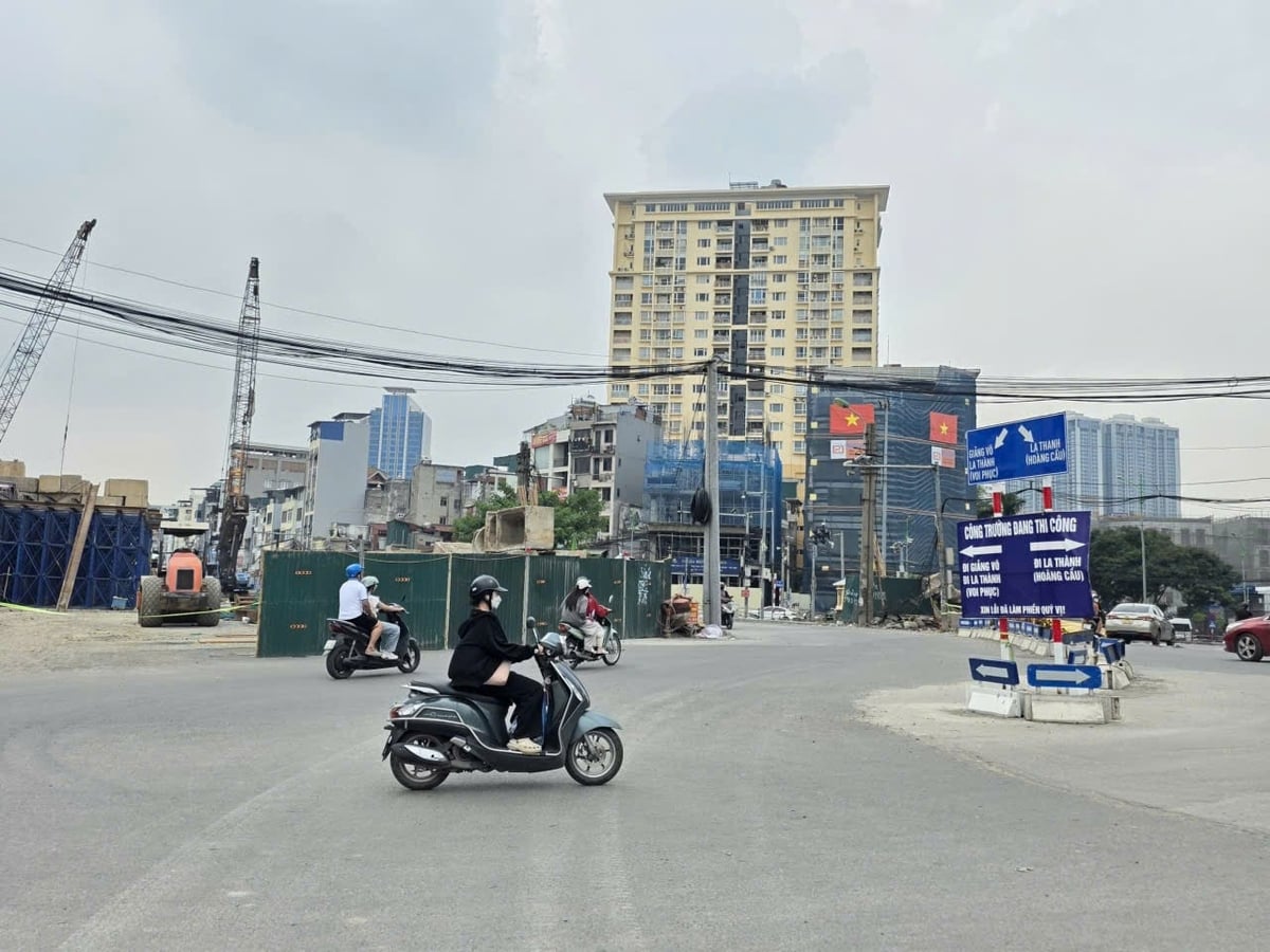 Cơ quan chức năng phân luồng giao thông, đảm bảo an toàn cho người và phương tiện lưu thông trong khu vực dự án. Ảnh: Xuân Vũ.