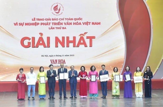 Phó Thủ tướng Mai Văn Chính và Nguyên Bộ trưởng Bộ VHTTDL Nguyễn Văn Hùng trao Giải Nhất cho các tác giả đạt giải năm 2025. Ảnh: VGP/Giang Thanh.
