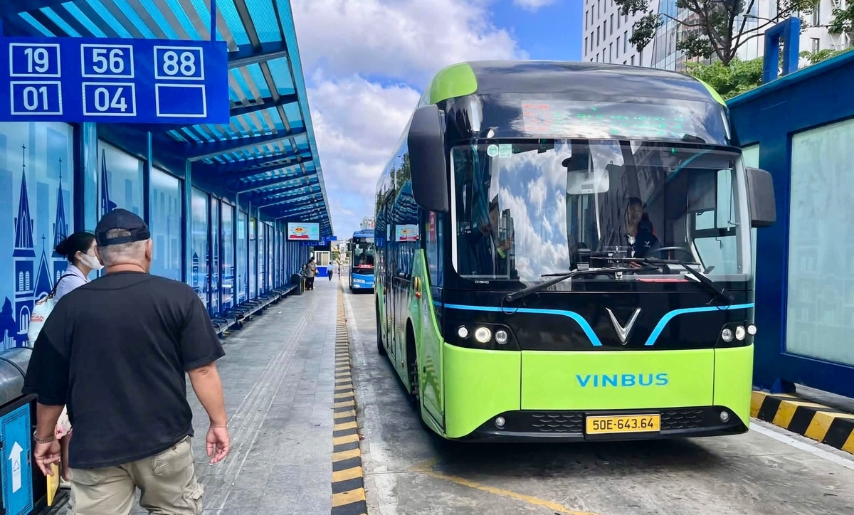 Xe buýt điện mới đưa vào vận hành góp phần giúp thành phố cải thiện ô nhiễm không khí, tiếng ồn. Ảnh: Đình Du.
