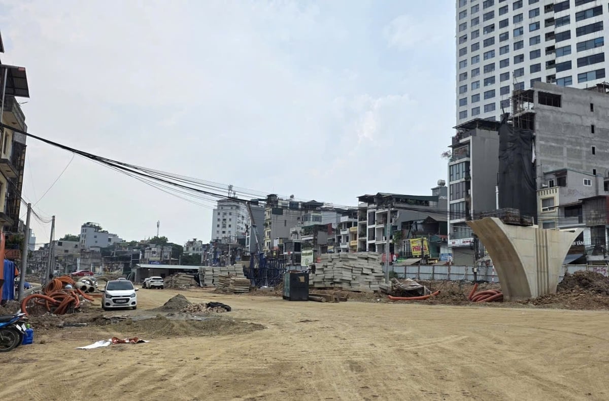 Nhiều đoạn đường đã cơ bản xong phần nền, chuẩn bị thi công thảm nhưa. Ảnh: Xuân Vũ.
