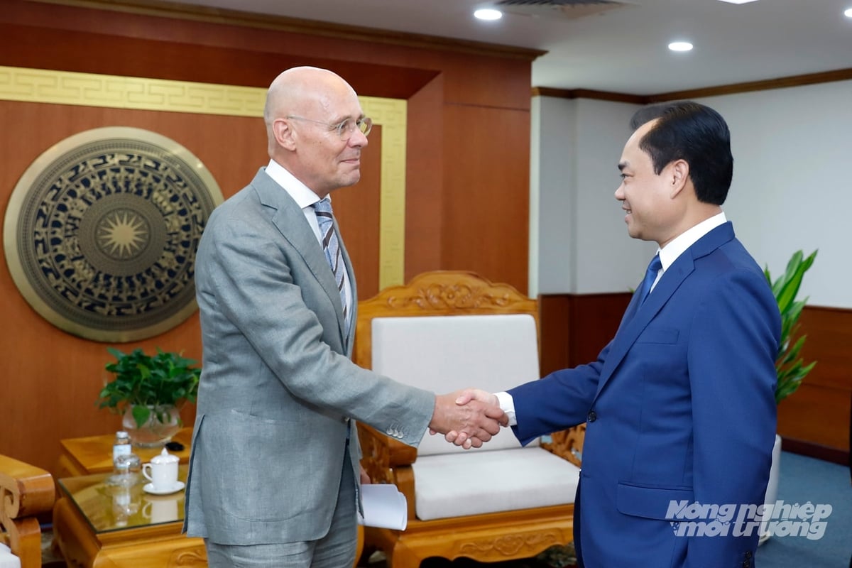 Khẳng định quan hệ hợp tác Việt Nam - Hà Lan được xây dựng trên nền tảng tin cậy, cùng có lợi, Bộ trưởng Trịnh Việt Hùng bày tỏ tin tưởng hai bên sẽ tiếp tục phát huy nền tảng hợp tác, đưa quan hệ hợp tác trong lĩnh vực nông nghiệp và tài nguyên thiên nhiên phát triển ngày càng hiệu quả, bền vững. Ảnh: Khương Trung.