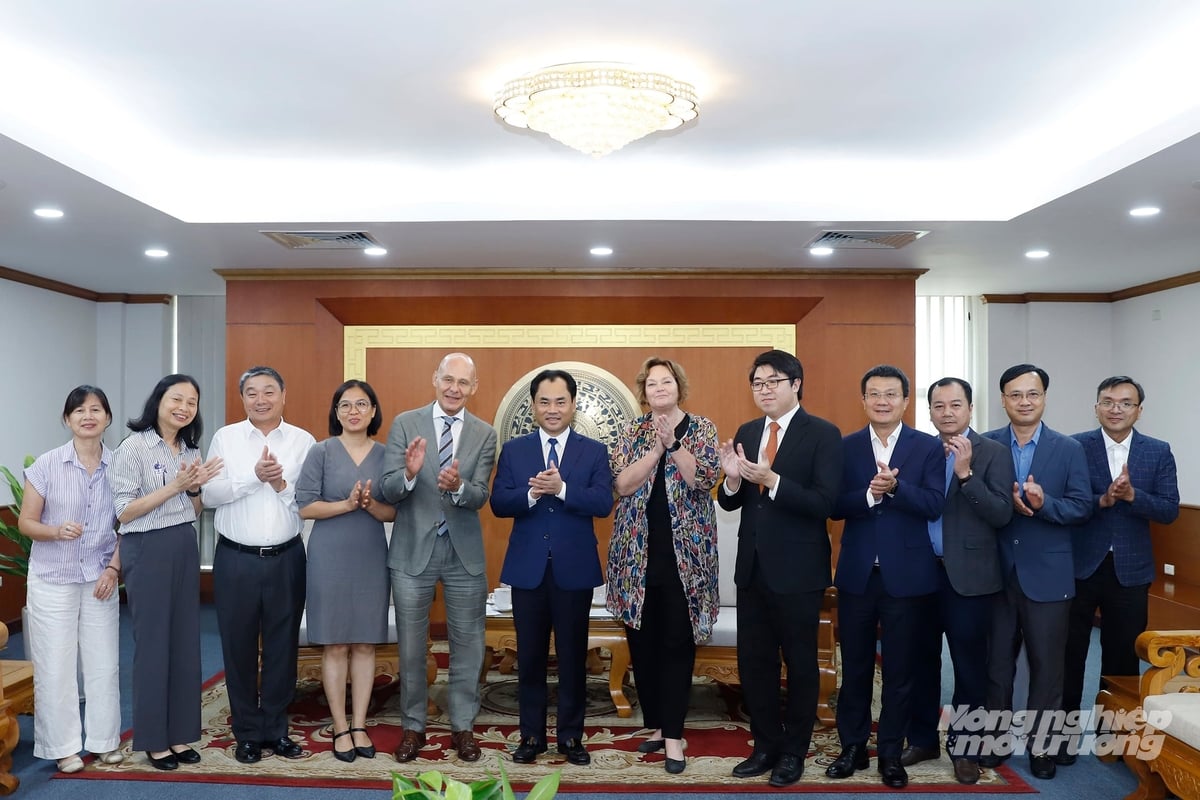 Bộ trưởng Trịnh Việt Hùng và Đại sứ Kees Van Baar chụp ảnh lưu niệm với các đại biểu tham dự. Ảnh: Khương Trung.