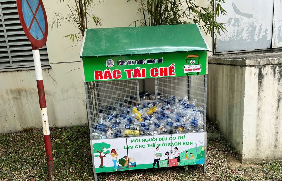 Bệnh viện Trung ương Huế trang bị nhiều thùng rác phân loại tại nguồn, các ‘Ngôi nhà xanh’ để thu gom rác tái chế. Ảnh: Văn Dinh.