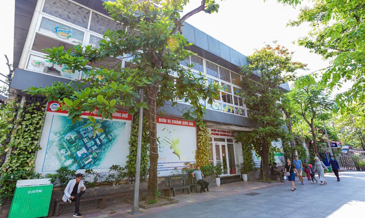Bệnh viện Trung ương Huế đã và đang xây dựng cảnh quan môi trường xanh - sạch - đẹp, thân thiện, đáp ứng tối đa sự hài lòng của người bệnh. Ảnh: Văn Dinh.