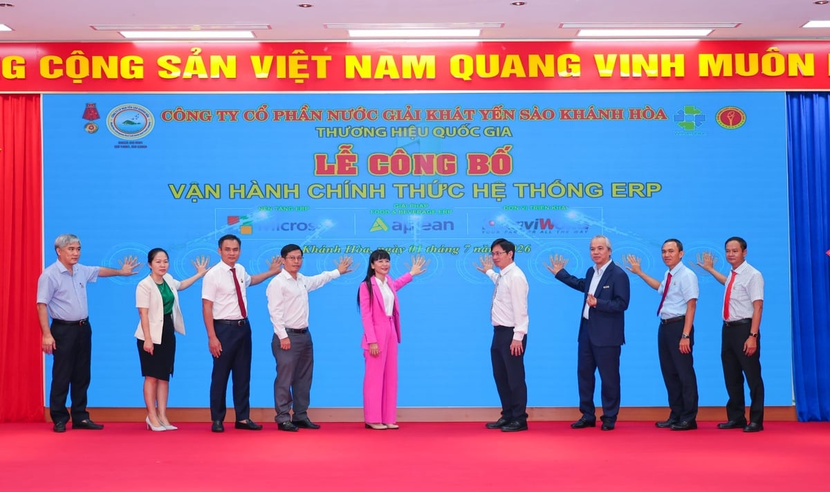 Các đại biểu đã thực hiện nghi thức bấm nút Go-live, chính thức đưa hệ thống vào vận hành. Ảnh: Quỳnh Châu.
