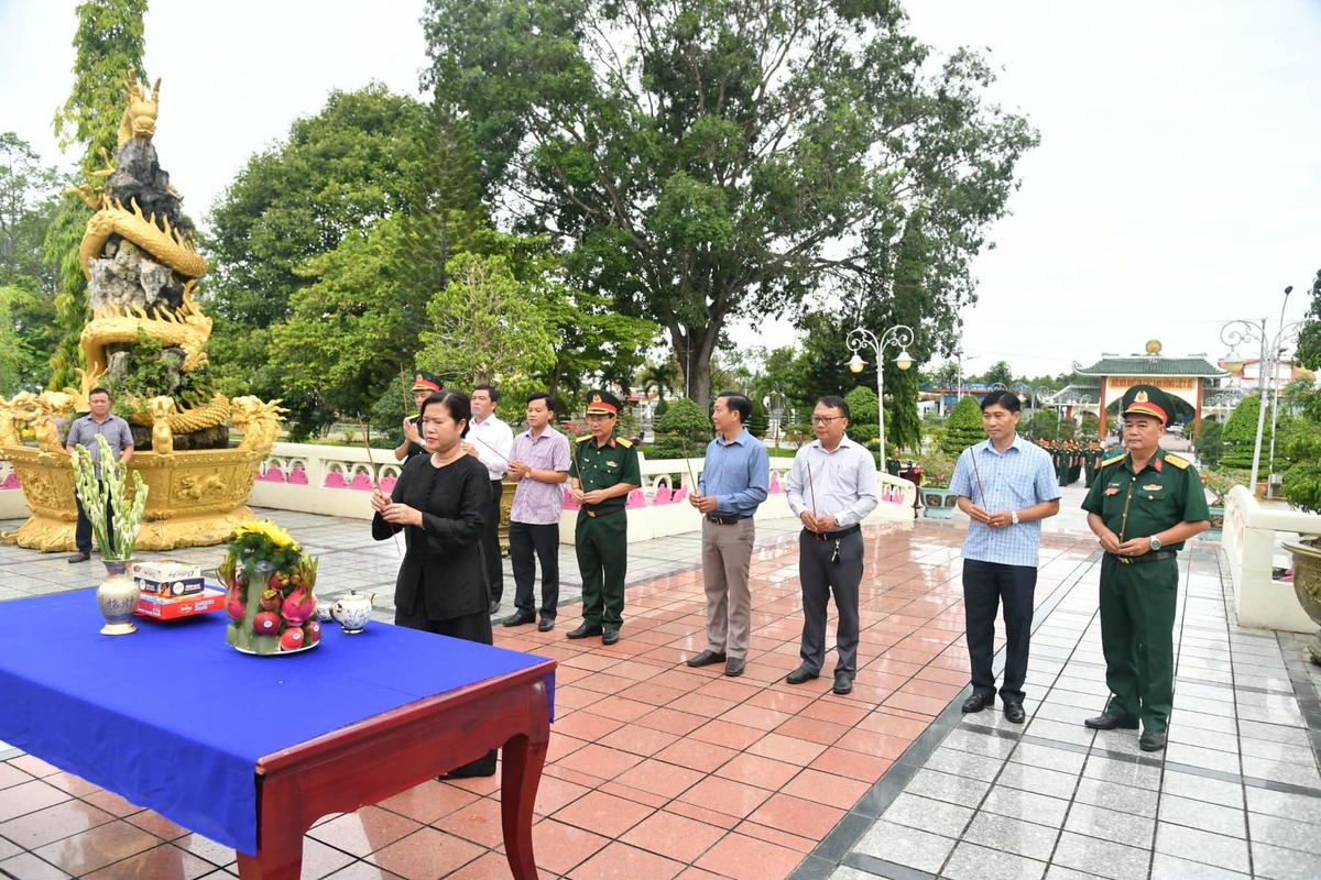 Lễ dâng hương. Ảnh: Văn Vũ.