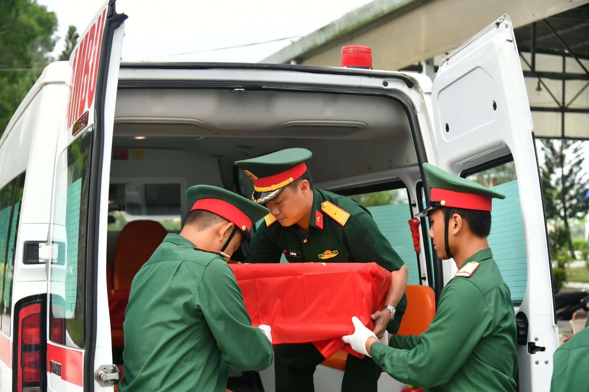 Đưa hài cốt bằng xe chuyên dụng. Ảnh: Văn Vũ.