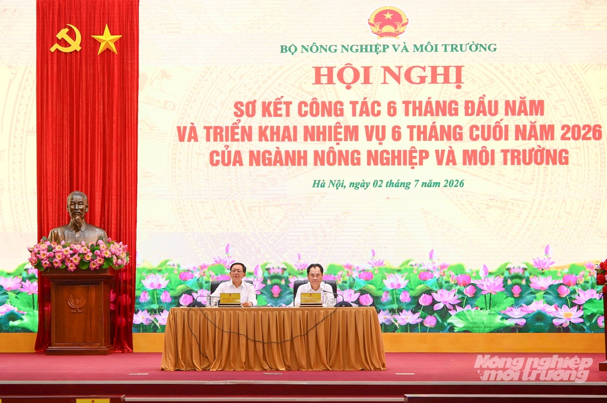 Phó Thủ tướng Hồ Quốc Dũng và Bộ trưởng Bộ Nông nghiệp và Môi trường Trịnh Việt Hùng đồng chủ trì hội nghị. Ảnh: Tùng Đinh.