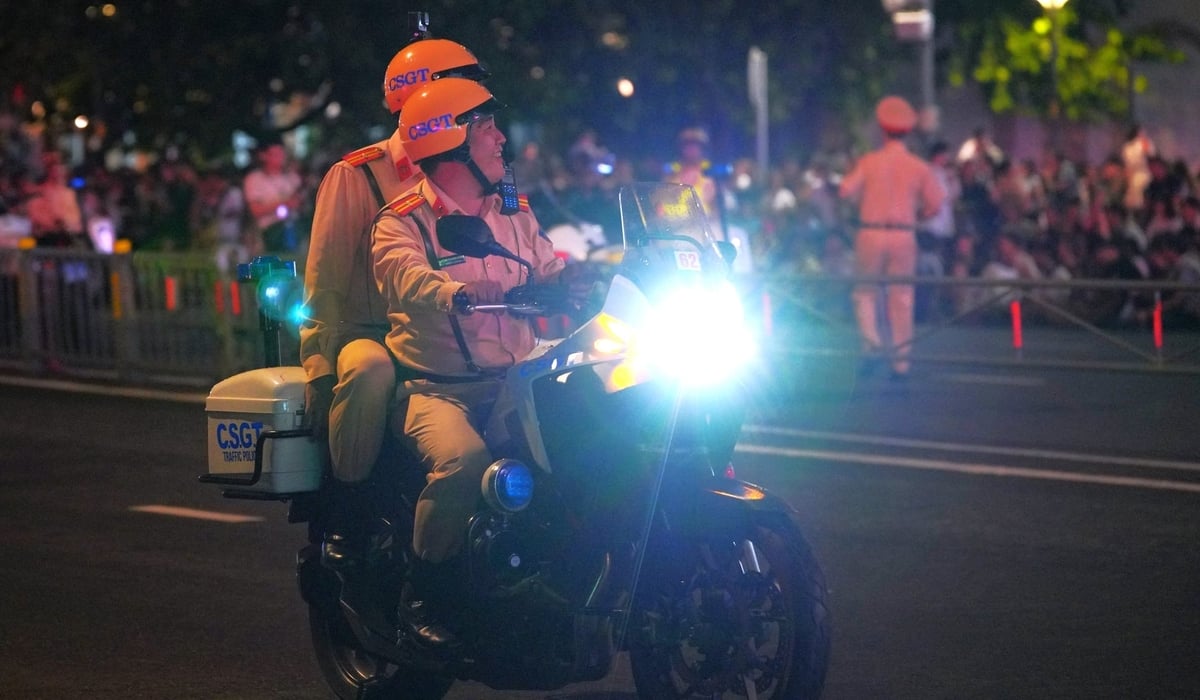 Trong thời gian bắn pháo hoa, lực lượng CSGT tuần tra, kiểm soát tại các tuyến đường quanh khu vực trung tâm TP.HCM nhằm bảo đảm an ninh trật tự và điều tiết giao thông.