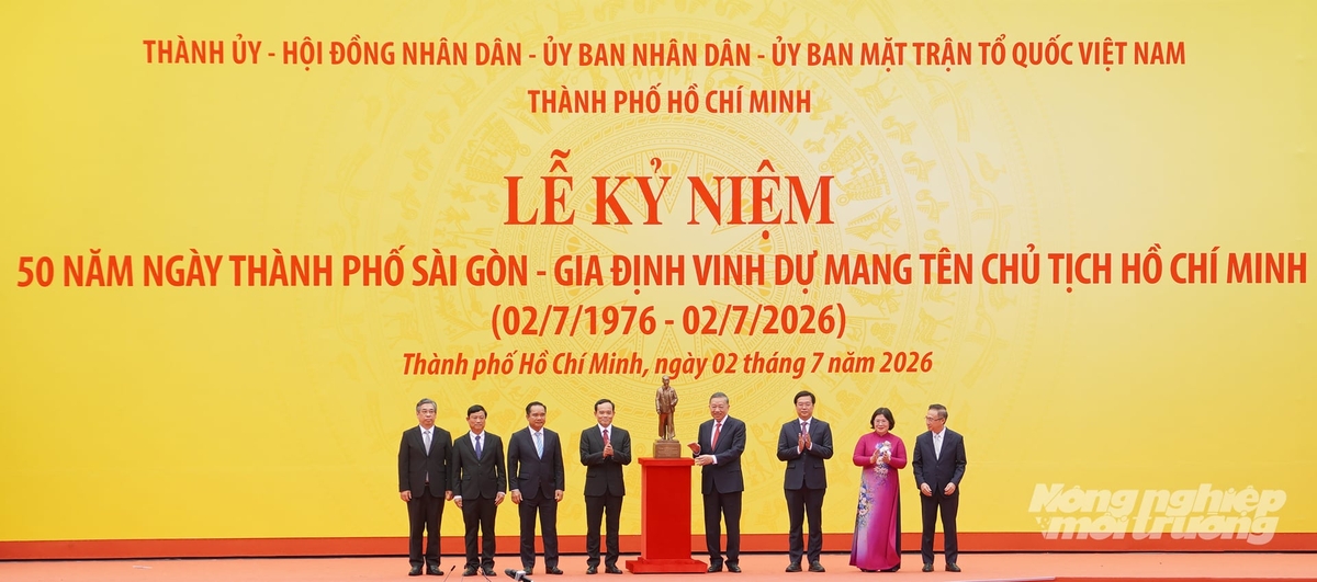 Tổng Bí thư, Chủ tịch nước Tô Lâm trao tặng Đảng bộ, chính quyền và nhân dân TP.HCM bức tượng Chủ tịch Hồ Chí Minh. Ảnh: Nguyễn Thủy.
