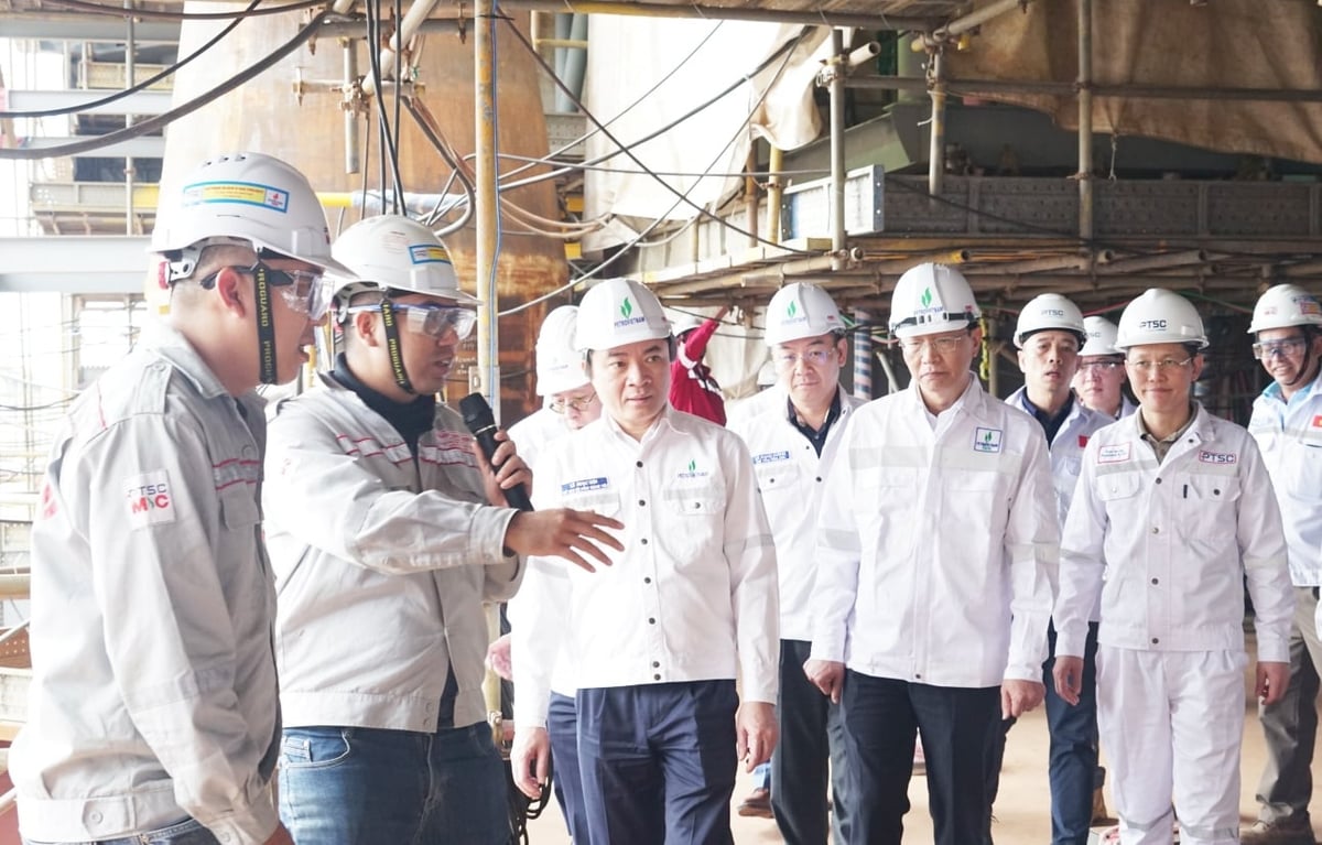 Chủ tịch HĐTV Petrovietnam Lê Ngọc Sơn kiểm tra công trường Dự án giàn CPP Lô B. Ảnh: Petrovietnam.