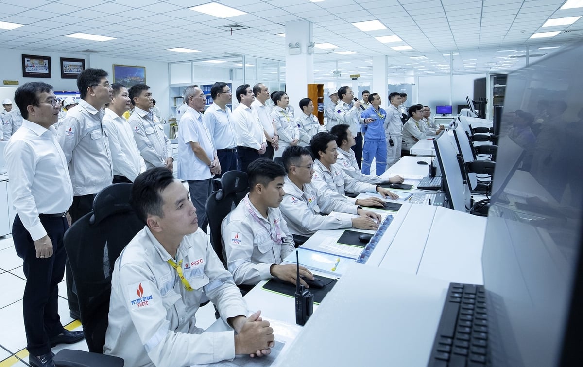 Các đại biểu tham quan nhà máy thông minh Đạm Cà Mau. Ảnh: Petrovietnam.