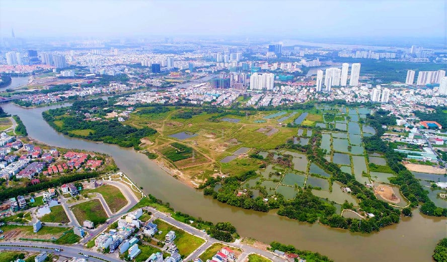 TP.HCM kiến nghị Trung ương tiếp tục hoàn thiện hệ thống pháp luật, nhất là các quy định liên quan đến đất đai, đầu tư và xây dựng, nhằm tạo hành lang pháp lý rõ ràng, thống nhất. Ảnh: NNMT.