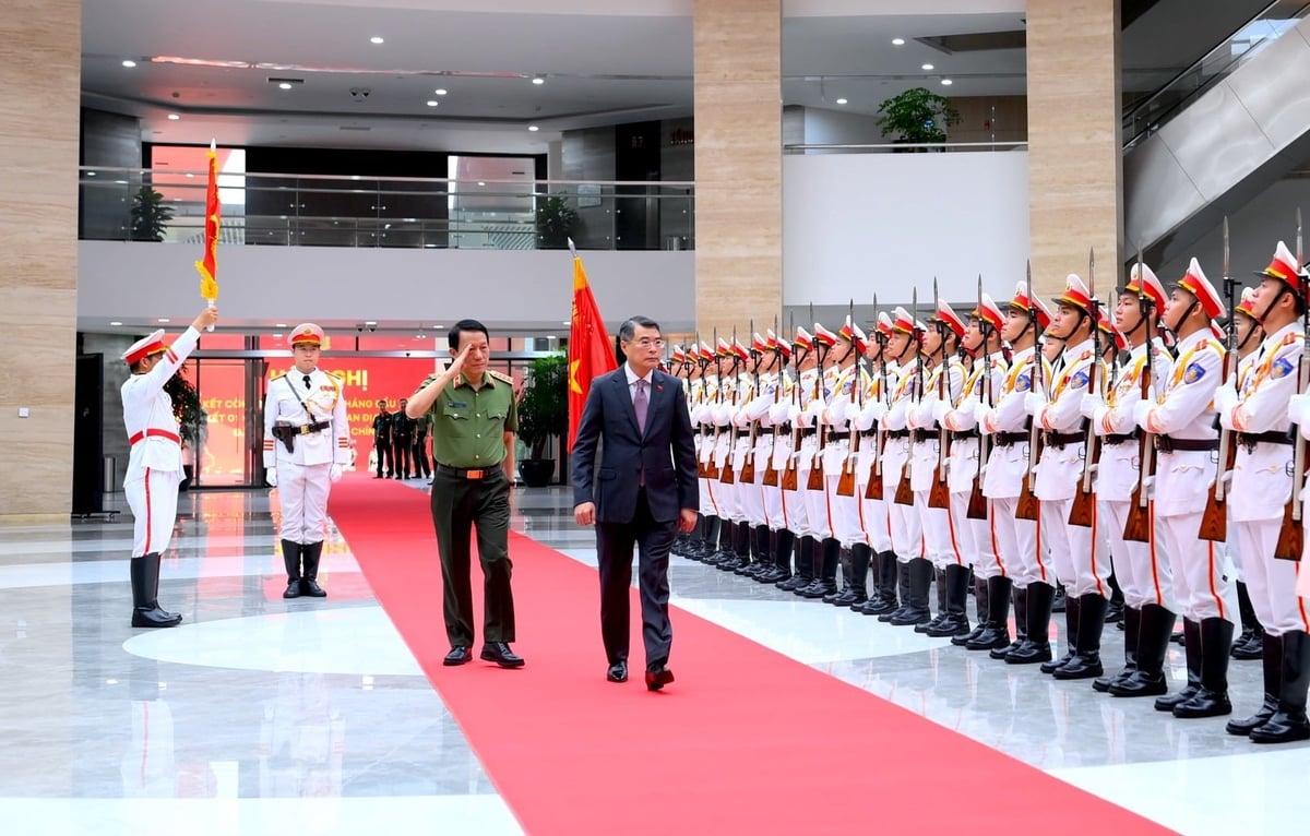 Thủ tướng Chính phủ Lê Minh Hưng duyệt đội danh dự Công an nhân dân. Ảnh: BCA.