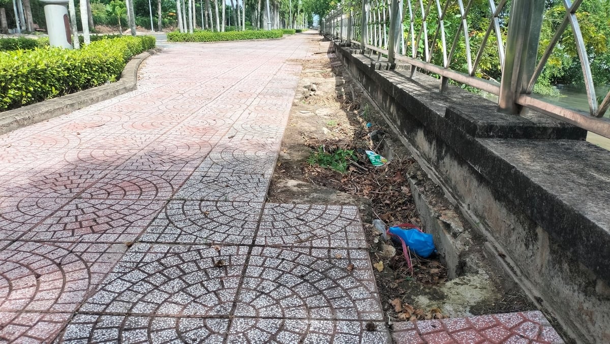 Khoảng 1 km vỉa hè dọc tuyến kè xuất hiện tình trạng lún cục bộ, nhiều vị trí gạch lát bong tróc, nứt vỡ, nền vỉa hè xuất hiện khoảng rỗng phía dưới. Ảnh: Minh Đảm.