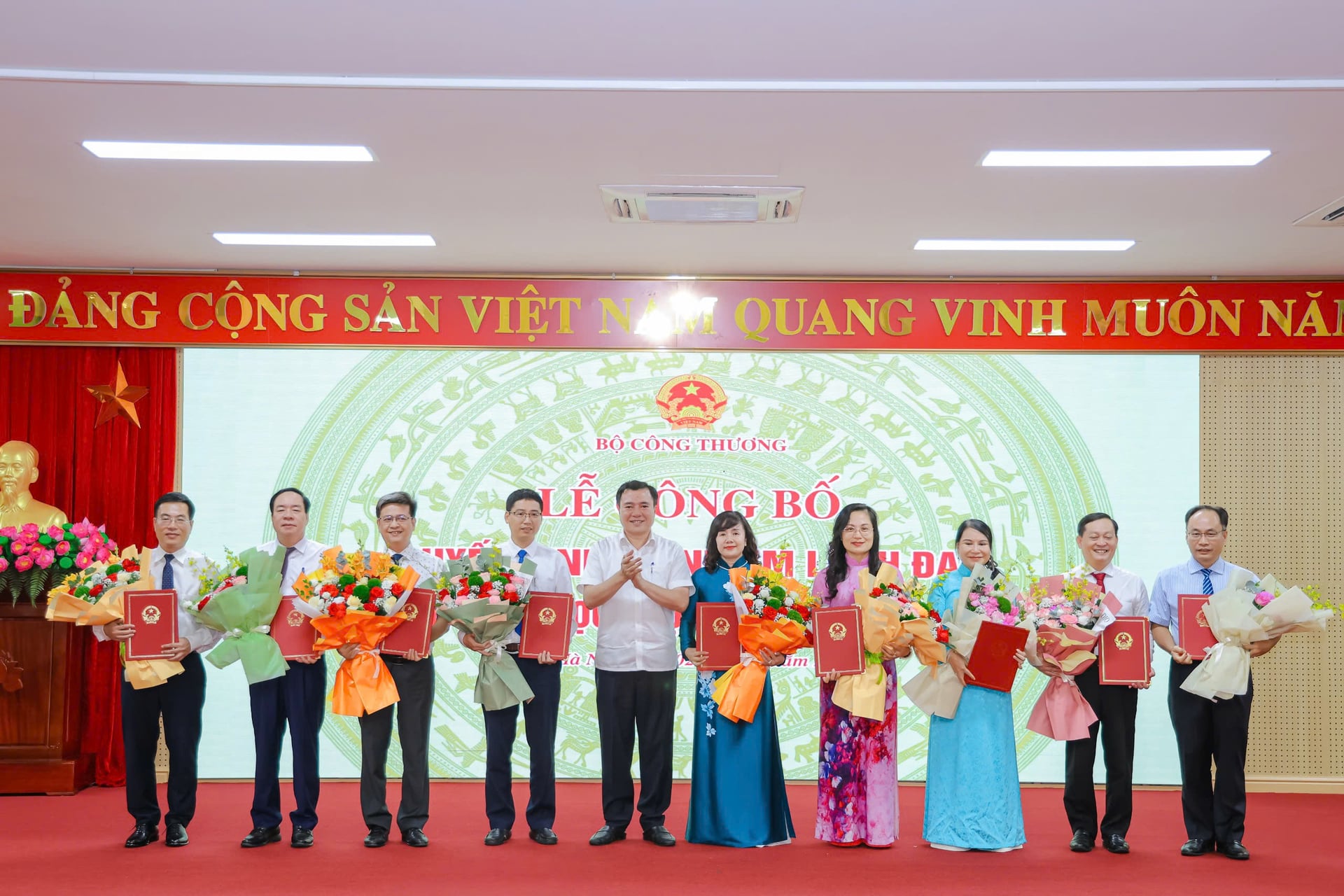Lãnh đạo Bộ Công Thương trao Quyết định bổ nhiệm Phó Hiệu trưởng các trường Đại học. Ảnh: HT. 