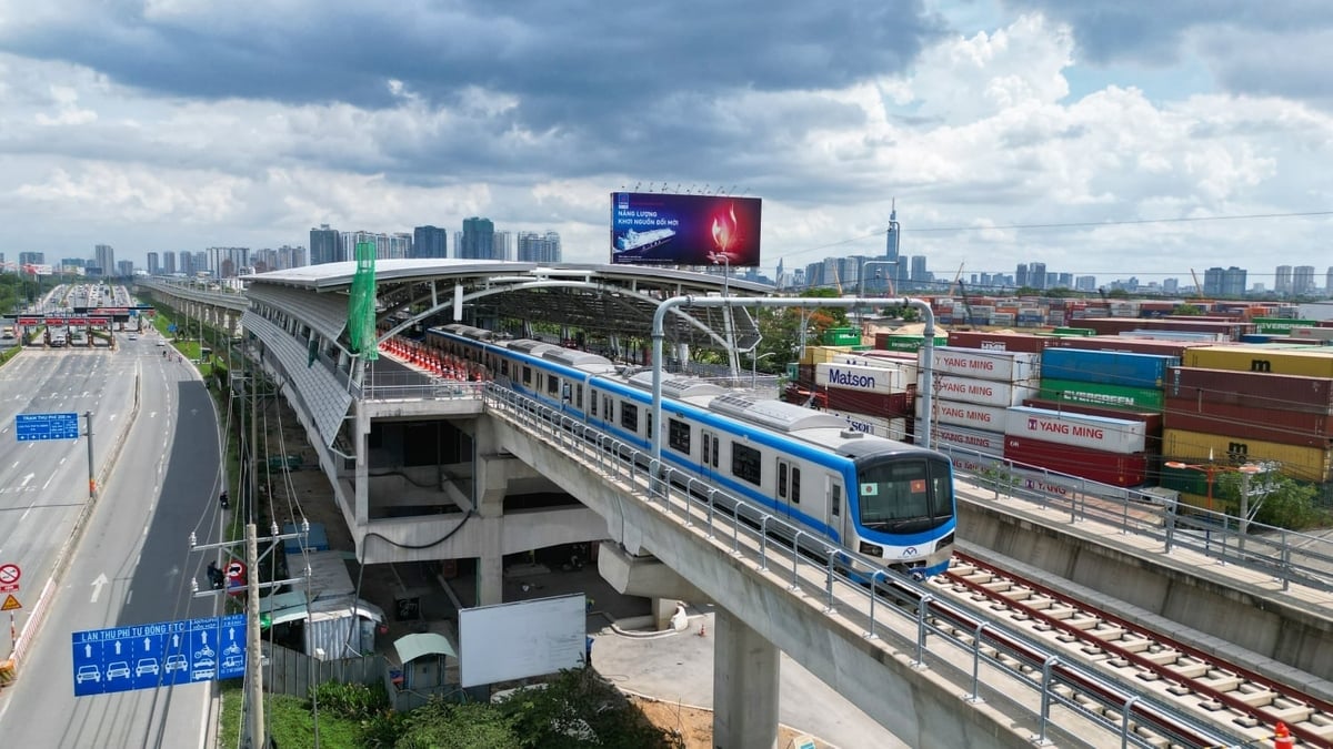 Metro số 1 tăng chuyến và miễn phí vé từ 18 - 23 giờ ngày 2/7 để phục vụ người dân, du khách di chuyển đến các điểm xem pháo hoa tại TP.HCM. Ảnh: Trần Phi.