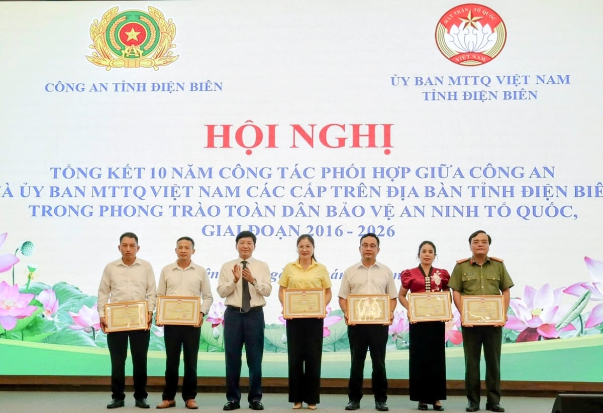 Ông Mùa A Vảng, Chủ tịch Ủy ban MTTQ Việt Nam tỉnh Điện Biên tặng Bằng khen các tập thể có thành tích xuất xắc. Ảnh: Ngọc Thủy.