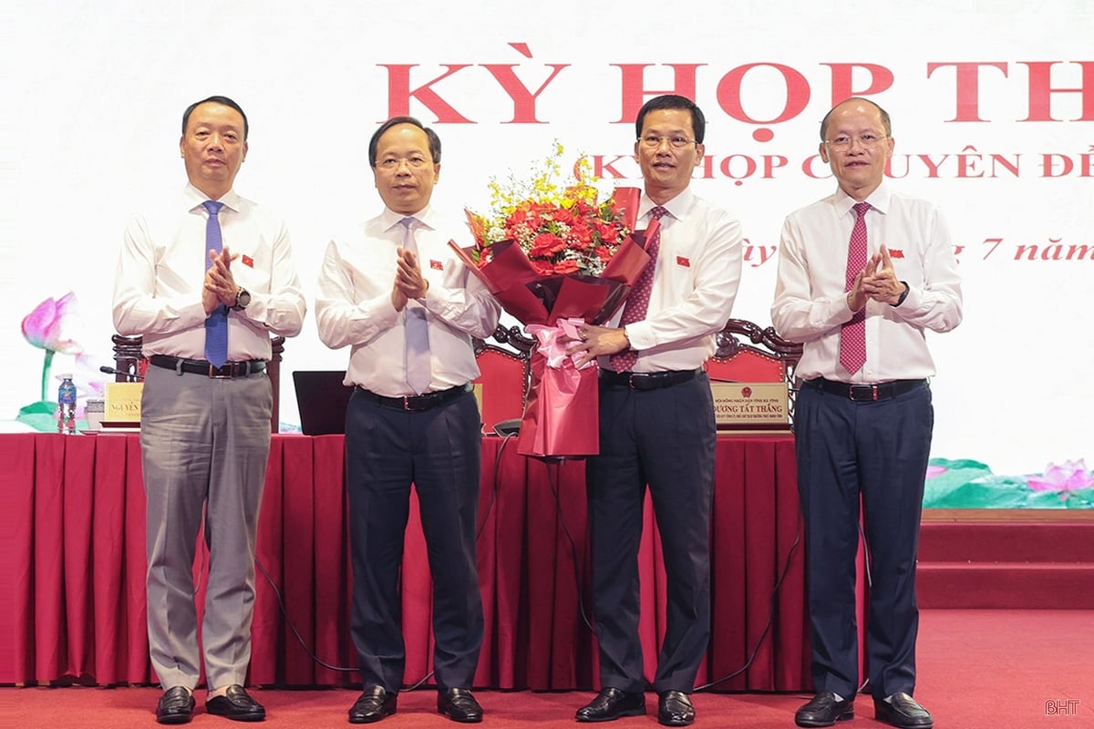 Lãnh đạo tỉnh tặng hoa chúc mừng tân Phó Chủ tịch tỉnh. Ảnh: BHT.