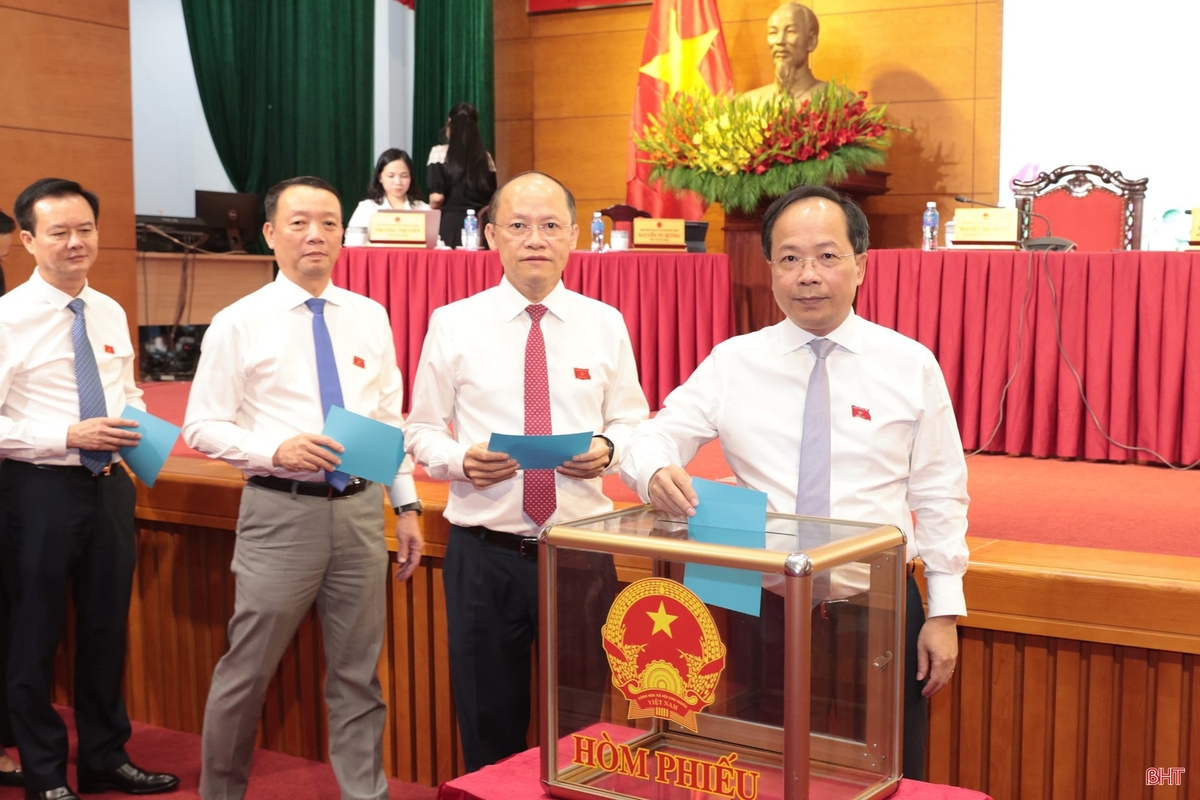 HĐND tỉnh Hà Tĩnh bỏ phiếu bầu bổ sung Phó Chủ tịch UBND tỉnh đối với đồng chí Nguyễn Trọng Hiếu. Ảnh: BHT.