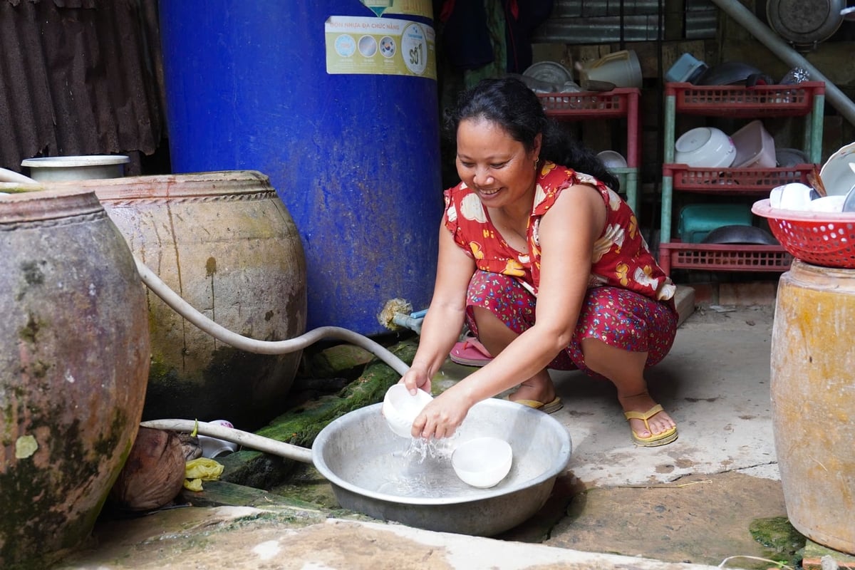 Niềm vui của chị Na khi từ nay đã có bồn chứa và hệ thống xử lý nước mưa sạch để sử dụng hàng ngày. Ảnh: Hồ Thảo.