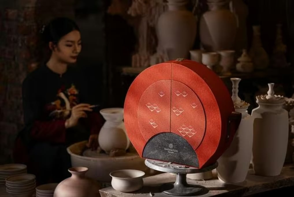 Sự kết hợp giữa đất và lửa trong hộp bánh trung thu 'Đào khí Thu viên'. Ảnh: Hà Nam.