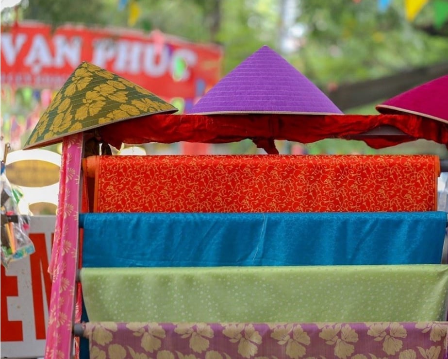 Thế hệ trẻ mang đến tư duy sản phẩm, tư duy thiết kế công nghiệp và mỹ thuật ứng dụng rõ nét hơn. Ảnh: Làng Vạn Phúc.