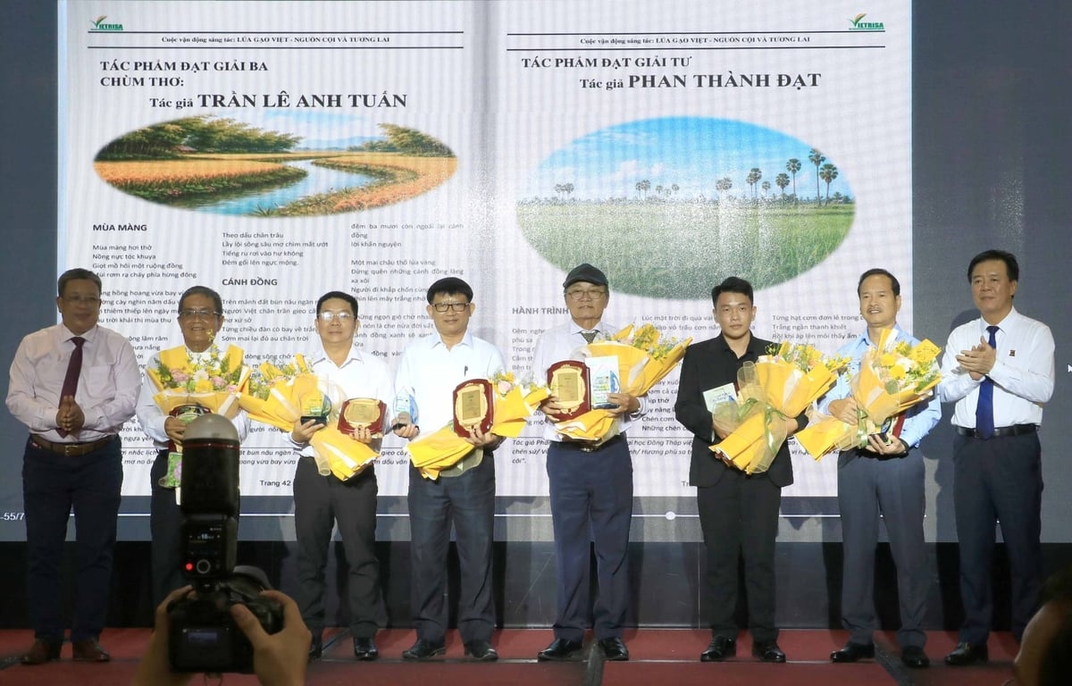 Ban tổ chức trao giải cho các tác giả đoạt giải. Ảnh: Thanh Sơn.