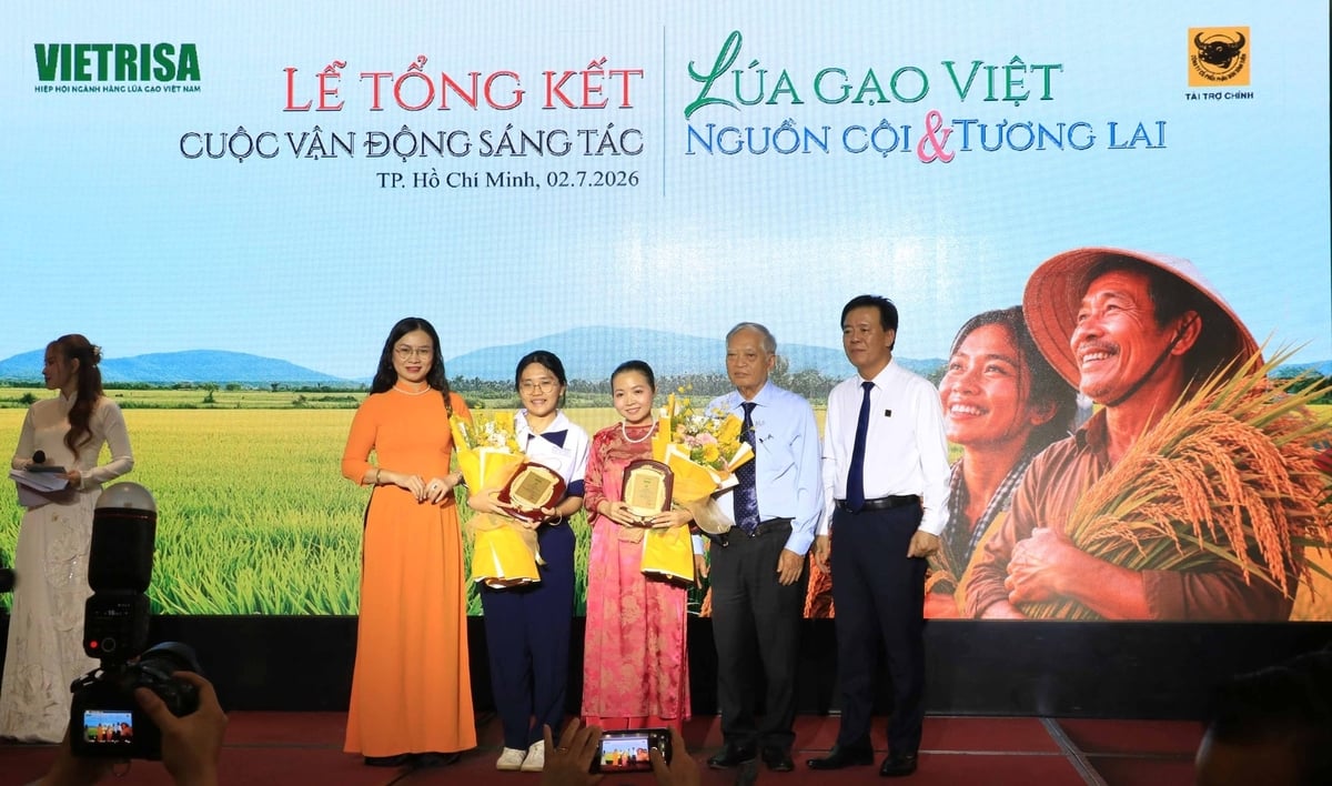 Ban tổ chức trao giải cho các tác giả đoạt giải đặc biệt. Ảnh: Thanh Sơn.